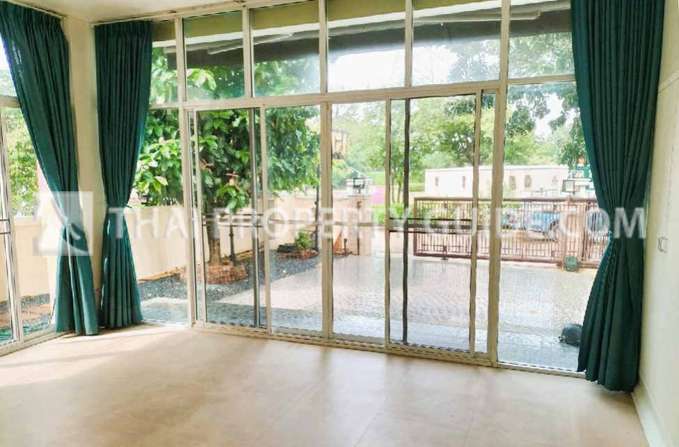 House with Shared Pool in Srinakarin 